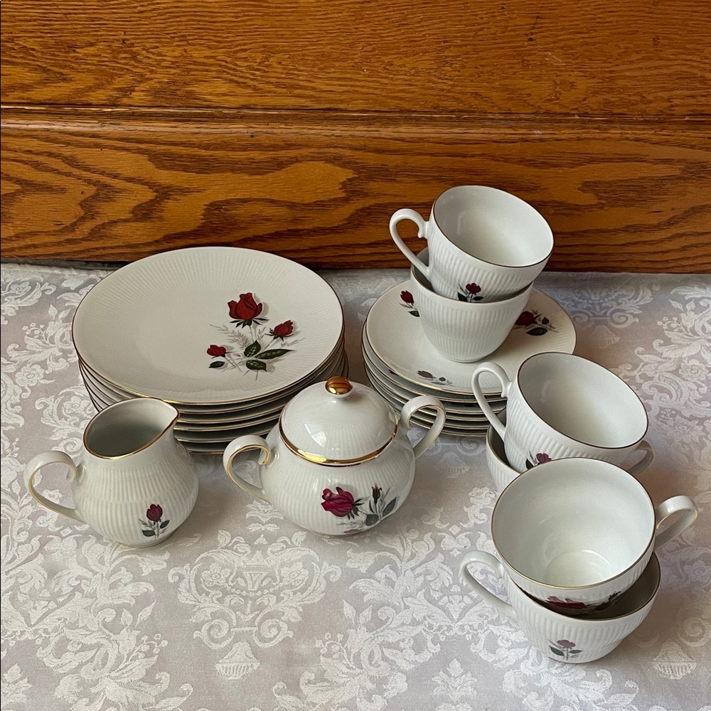 NIB Elegant Mitterteich Bavaria Carmen Floral fine porcelain Dinnerware Set.
